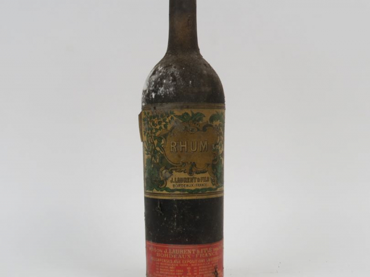 1 TRÈS VIEILLE BOUTEILLE RHUM J. LAURENT   FILS