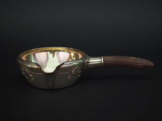 Vente aux enchères Casserole à bec verseur Art Nouveau en argent, à décor de feuilles de 