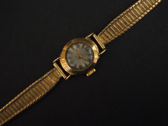 Vente aux enchères Montre bracelet de dame, boiter et bracelet or jaune.  Cadran rond à c
