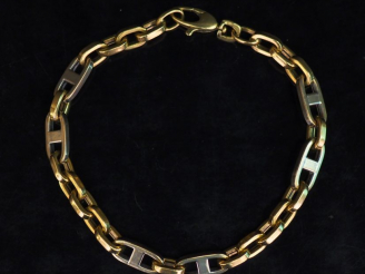 Vente aux enchères Bracelet articulé deux tons d'or, maille forçat et marine. Long. 19,5 