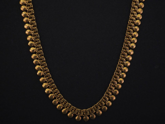 Vente aux enchères Collier souple en or jaune, maille plate torsadée agrémentée d'un rang