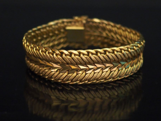 Vente aux enchères Bracelet manchette en or jaune, maille plate tressée. Long. 18,6 cm Po