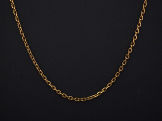Vente aux enchères Chaine en or jaune, maille forçat. Chainette de sécurité.  Long. 66,5 
