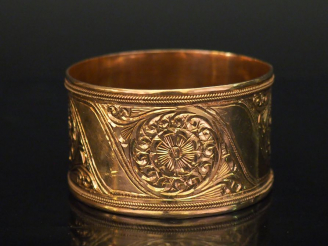 Vente aux enchères Bracelet manchette en or jaune, à décor gravé de rosaces.  Diam. 6,7 c