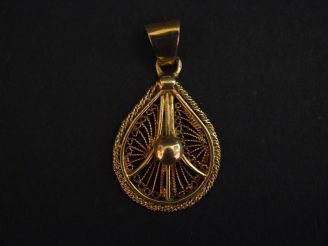 Vente aux enchères Pendentif en forme de goutte en or jaune, à décor ajouré et filigrané.