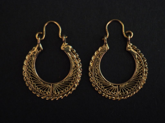 Vente aux enchères Paire de créoles en or jaune, à décor ajouré et filigrané. H. totale :