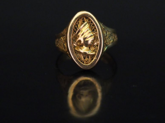 Vente aux enchères Bague en or jaune, à décor de filigranes.  TDD. 54 Poids. 4,45 g   
