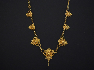 Vente aux enchères Collier souple en or jaune, orné en son centre de sept maillons à déco