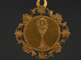 Vente aux enchères Médaille religieuse de forme polylobée en or jaune, à décor d'un calic