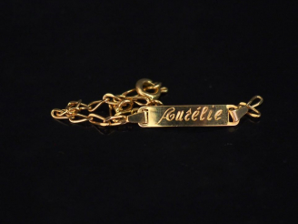 Vente aux enchères Bracelet de naissance en or jaune.  Marqué "Aurélie". Long. 13 cm Poid