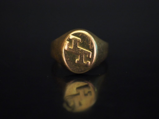 Vente aux enchères Bague chevalière en or jaune, à décor de monogramme. TDD. 61 Poids. 5,