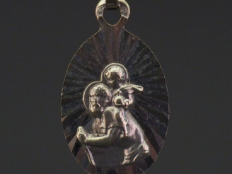 Vente aux enchères Médaille religieuse ovale en or blanc, figurant Saint Jean-Baptiste po