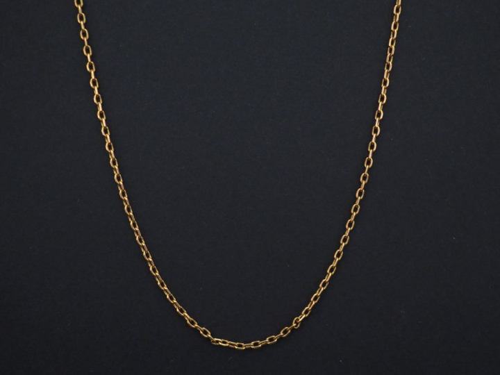 Chaine en or jaune, maille forçat.  Long. 51 cm Poids. 3,24 g   