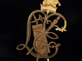 Vente aux enchères Elément de bijoux en or jaune en forme de monogramme agrémenté d'un tr