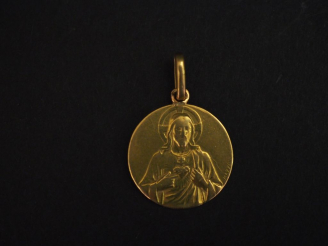 Vente aux enchères Médaille religieuse en or jaune, figurant l'Enfant Jésus dans les bras