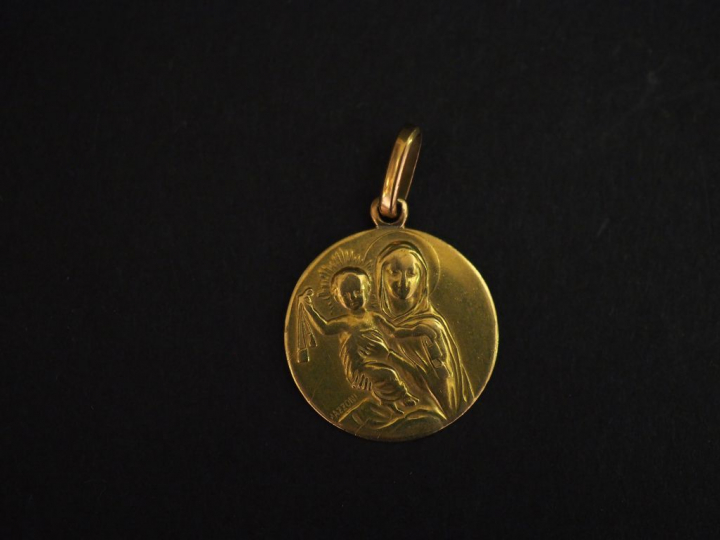 Médaille religieuse en or jaune, figurant l'Enfant Jésus dans les bras