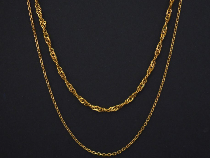 Ensemble comprenant :  - une chaine en or jaune, maille forçat.  Long.