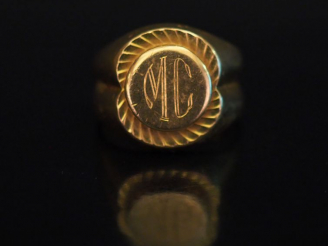 Vente aux enchères Bague de forme chevalière en or jaune, à décor de monogramme.  TDD. 49