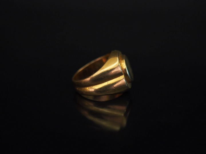 Bague de forme chevalière en or jaune, à décor de monogramme.  TDD. 49