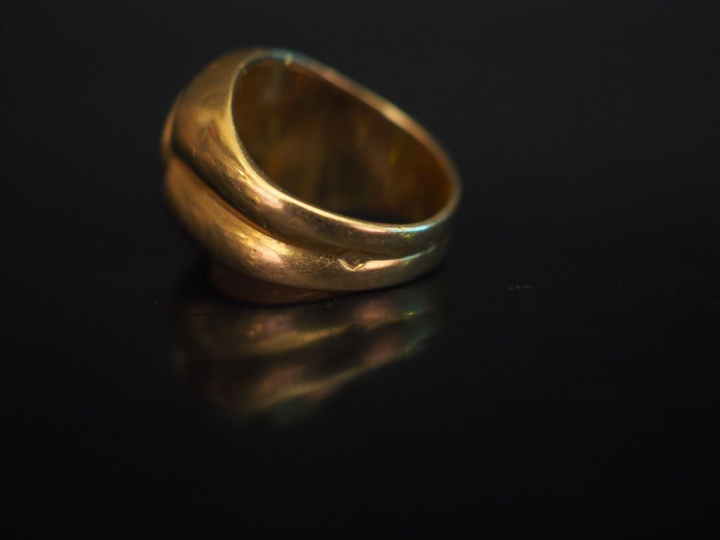 Bague de forme chevalière en or jaune, à décor de monogramme.  TDD. 49