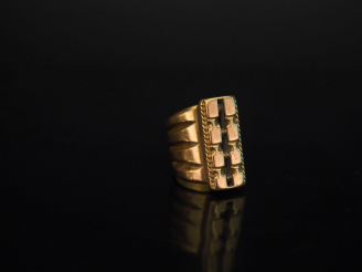 Vente aux enchères Importante bague en or jaune, à décor d'un motif central de forme rect