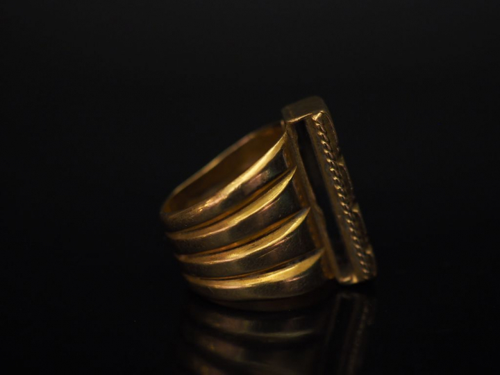 Importante bague en or jaune, à décor d'un motif central de forme rect