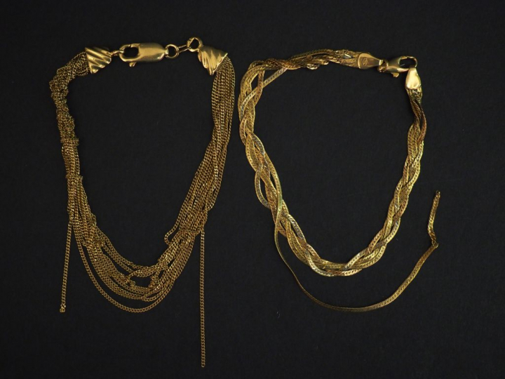 Ensemble comprenant :  - un bracelet souple trois tons d'or, maille pl