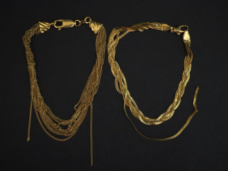 Vente aux enchères Ensemble comprenant :  - un bracelet souple trois tons d'or, maille pl