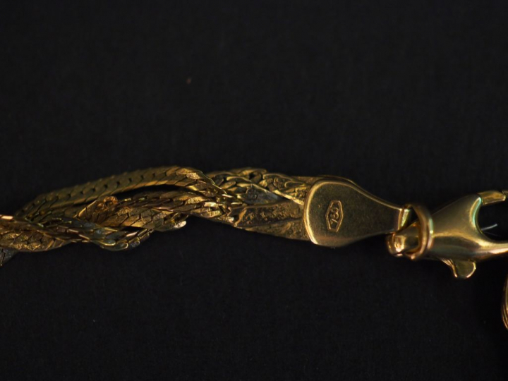 Ensemble comprenant :  - un bracelet souple trois tons d'or, maille pl
