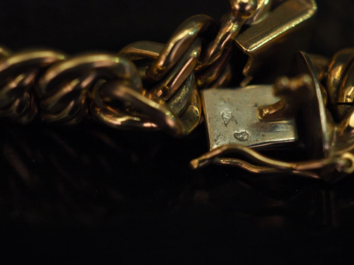 Bracelet articulé en or jaune, maille américaine.  Long. 19,2 cm Poids