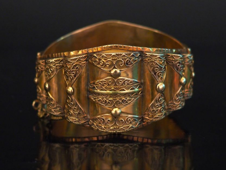 Important bracelet manchette Napoléon III en or jaune, à décor filigra