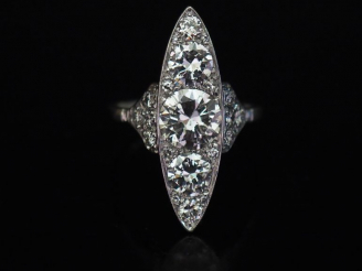 Vente aux enchères Bague de forme marquise en platine, sertie en son centre de trois diam