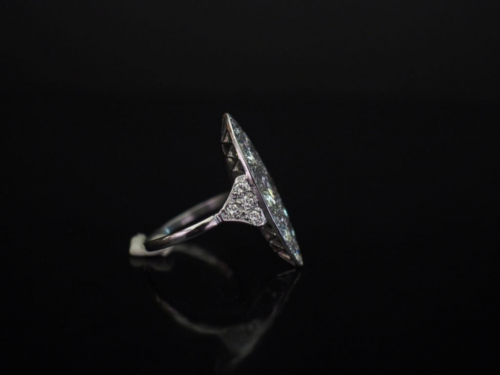 Bague de forme marquise en platine, sertie en son centre de trois diam