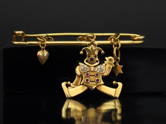 Vente aux enchères Broche barrette en or jaune, à décor de trois pendeloques dont une en 