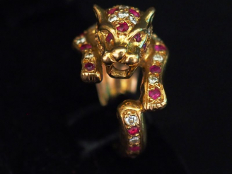 Vente aux enchères Bague en or jaune figurant une panthère, sertie d'un pavage de diamant