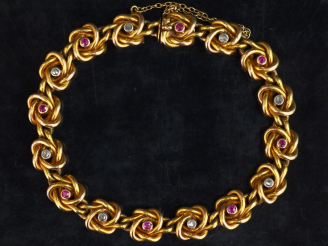 Vente aux enchères Bracelet articulé en or jaune, maillons ronds tressés sertis de petits