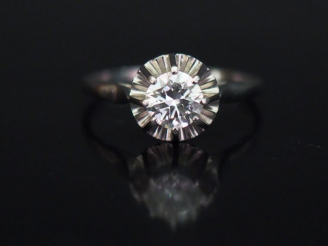Vente aux enchères Bague solitaire en platine, sertie en son centre d'un diamant de 0,6 c