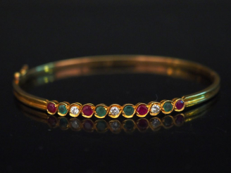 Vente aux enchères Bracelet jonc en or jaune, serti d'un rang de diamants et pierres de c