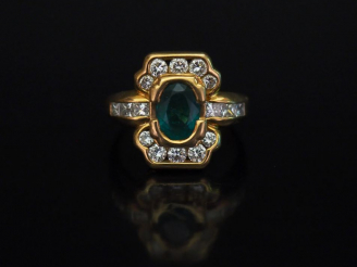 Vente aux enchères Bague en forme de nœud en or jaune, sertie en son centre d'une émeraud