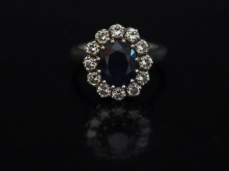 Vente aux enchères Bague de forme marguerite en or blanc, sertie en son centre d'un spahi