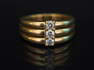 Vente aux enchères Bague en or jaune, sertie d'une ligne de trois petits diamants de 0,09