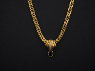 Vente aux enchères Collier souple en or jaune, maille plate anglaise, orné d'un pendentif