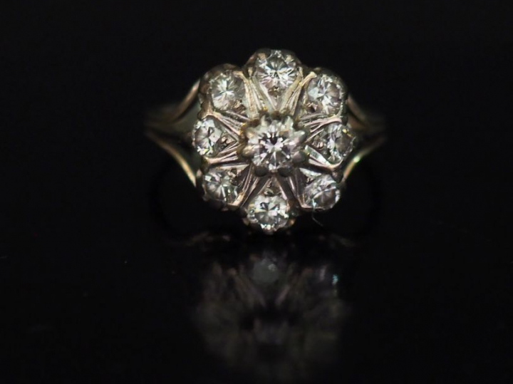Bague de forme marguerite en or blanc, sertie en son centre d'un diama