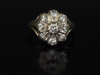 Vente aux enchères Bague de forme marguerite en or blanc, sertie en son centre d'un diama