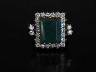 Vente aux enchères Bague en or blanc, sertie en son centre d'une émeraude entourée d'une 