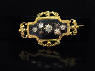 Vente aux enchères Broche Napoléon III en or jaune, émail noir et argent, à décor ajouré 