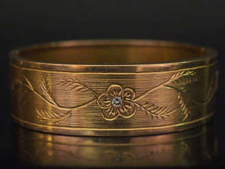 Vente aux enchères Bracelet manchette rigide Napoléon III en or jaune, à décor gravé de b