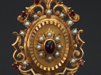 Vente aux enchères Pendentif porte-photo Napoléon III en or jaune, serti de perles blanch