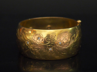 Vente aux enchères Bracelet manchette rigide Napoléon III de forme légèrement bombée en o