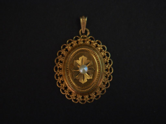 Vente aux enchères Pendentif Napoléon III en or jaune, à décor en son centre d'une perle.